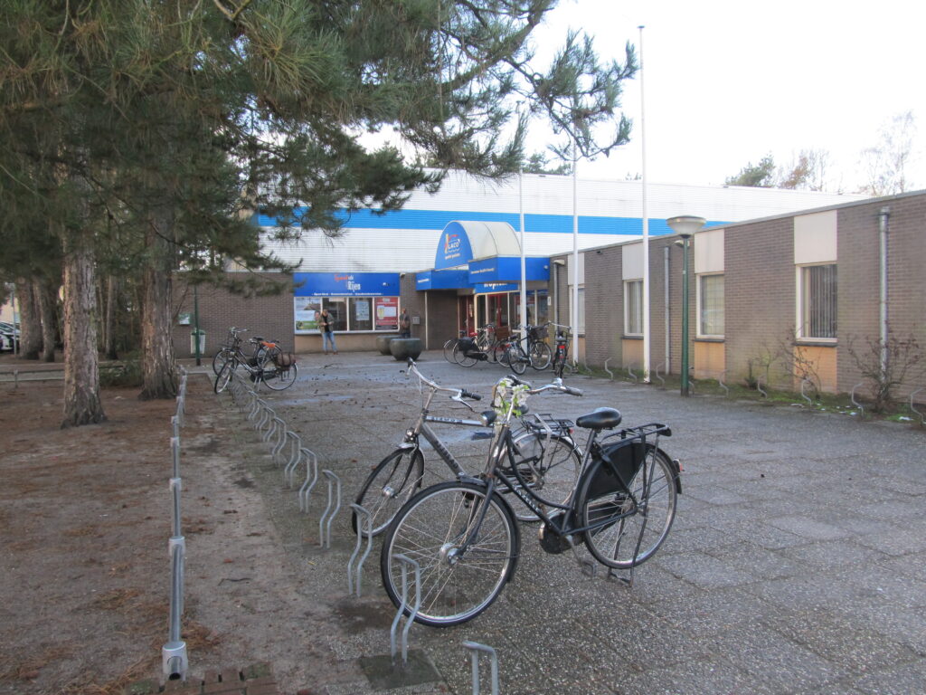 Wat doen we met het zwembad en de sporthal in Vijf Eiken?