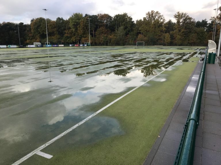 Hockeyen in een waterplas!