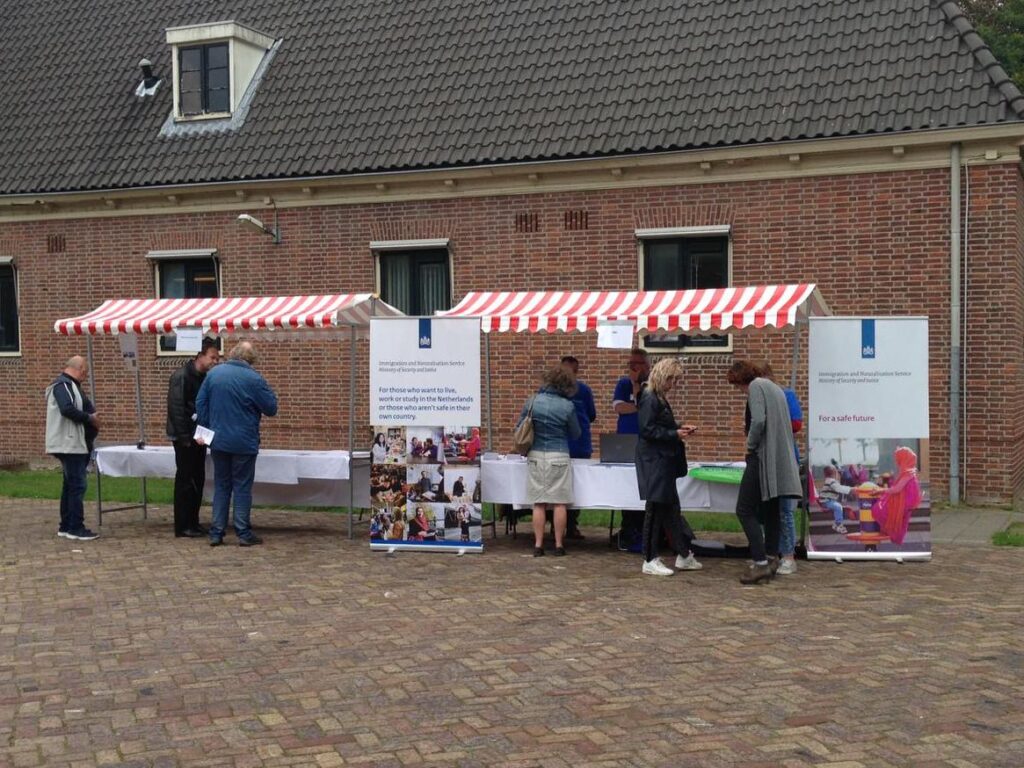 Bij de buren op bezoek