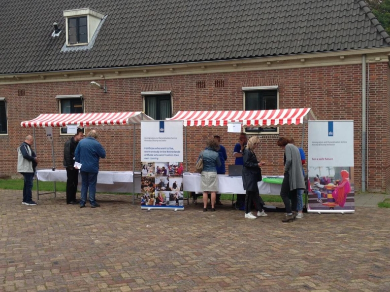 Bij de buren op bezoek