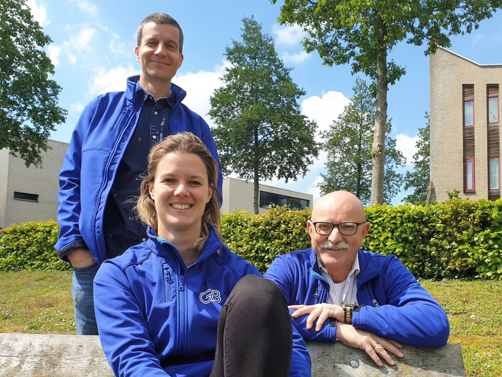 Fractieleden van Gemeentebelang: Francesco Beterams (staand), Maud van der Meer en Johan Manders