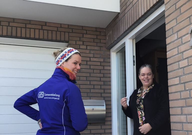 Jacqueline krijgt GB-speldje uitgereikt na benoeming